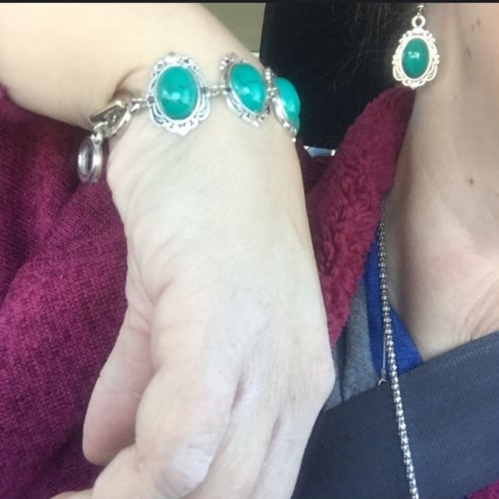 Gorgeous! Tibetan Silver Turquoise Jewelry Set - Picture 6 of 6